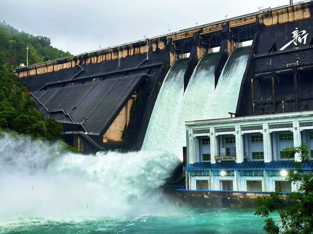 时隔18年,广东最大水库再次泄洪 时隔18年,广东最大水库再次泄洪