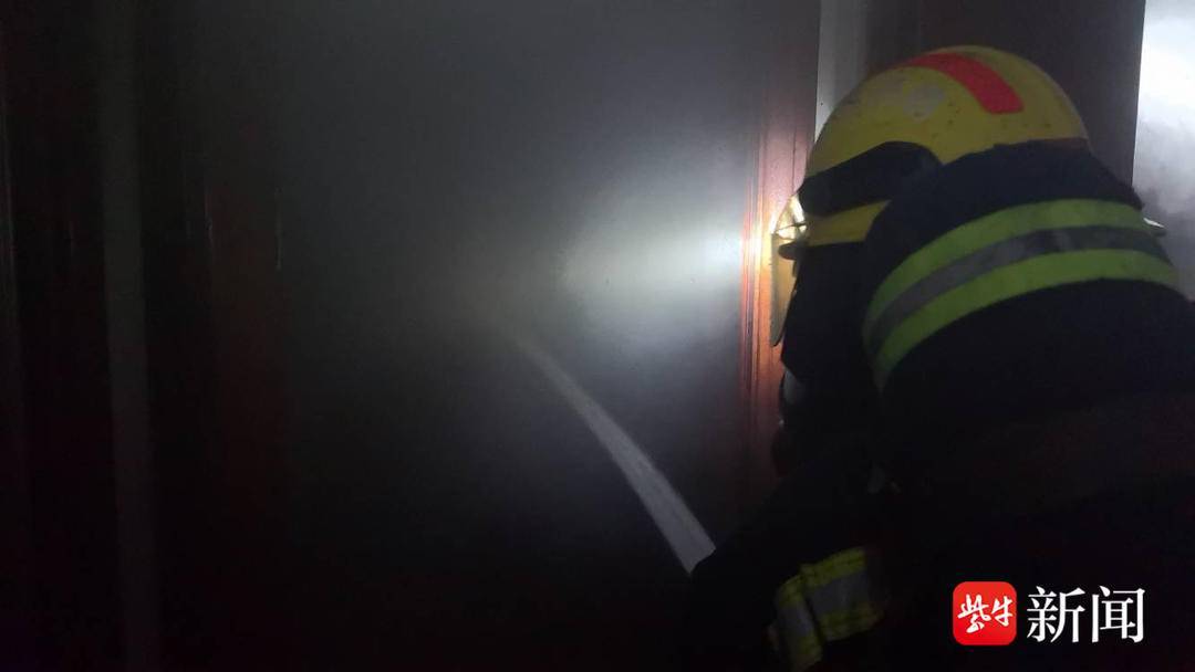 无人房间深夜突然起火，家电不使用请拔下插头