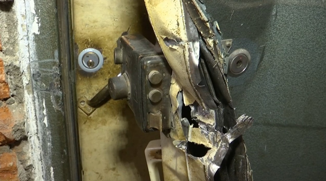 救人要紧,砸! 救人要紧,砸!