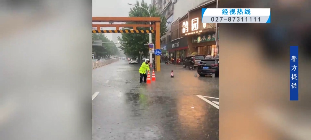 突降暴雨!武汉街头,一男子在雨中手舞足蹈、大吼大叫......原因是→ 突降暴雨!武汉街头,一男子在雨中手舞足蹈、大吼大叫......原因是→