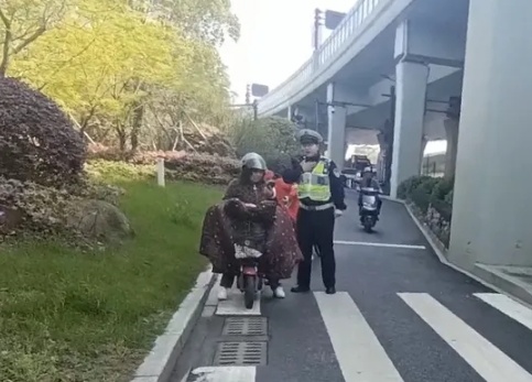 路遇交警执法，女子突然崩溃大哭！“我觉得太难了……”