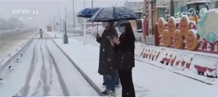 中午12点，天空突然“黑中发绿”！还有地方下起了大雪