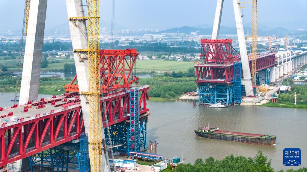 安徽马鞍山：长江大桥施工忙