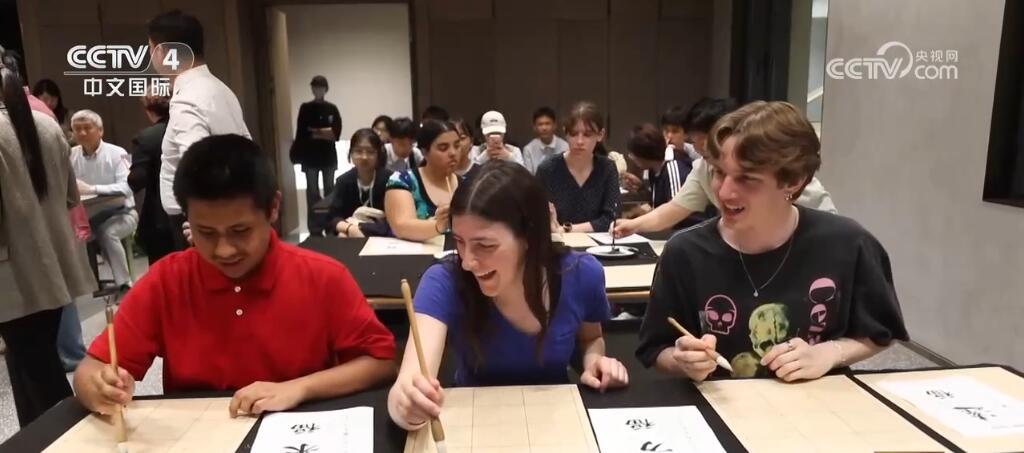 背古诗、写汉字、打太极……中美青少年续写两国友好青春故事