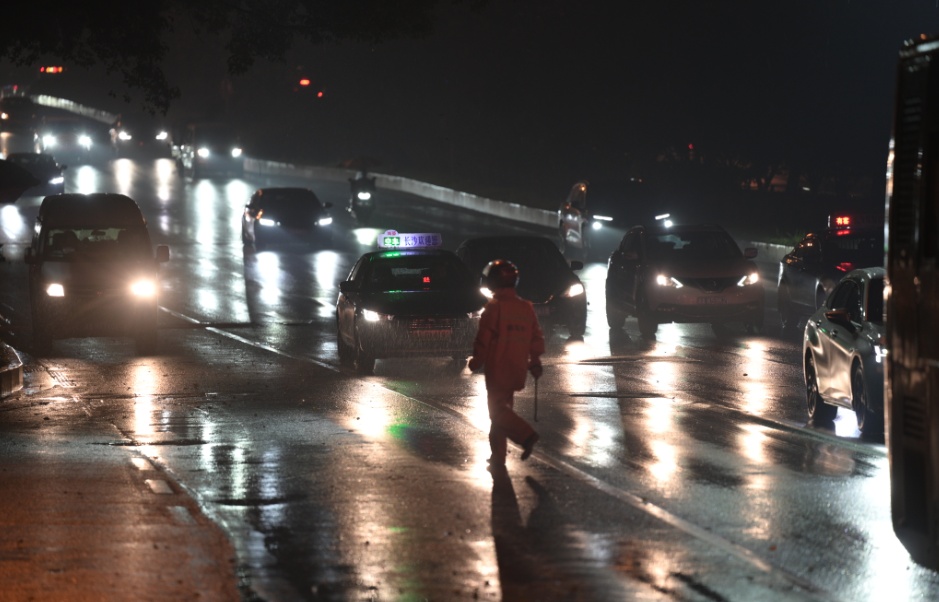 热搜第一！中午12点长沙天黑了