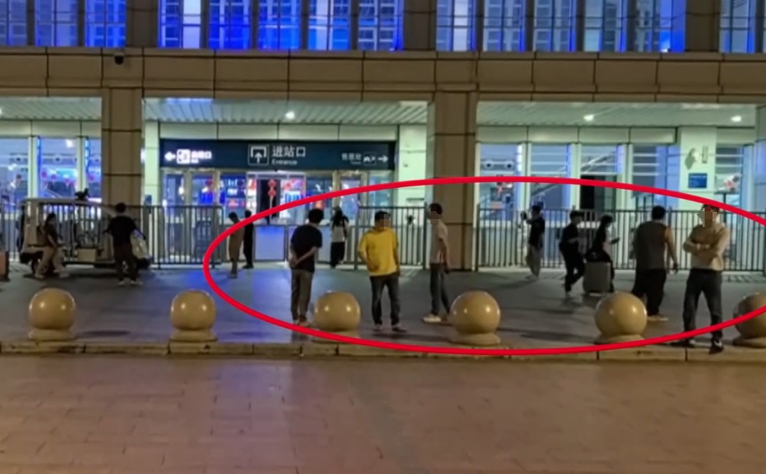 司机漫天议价、随意拼客……深夜的肇庆东站“黑车”泛滥