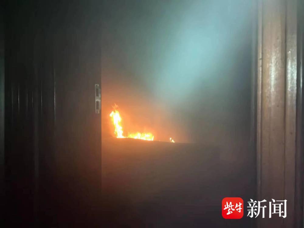 无人房间深夜突然起火，家电不使用请拔下插头