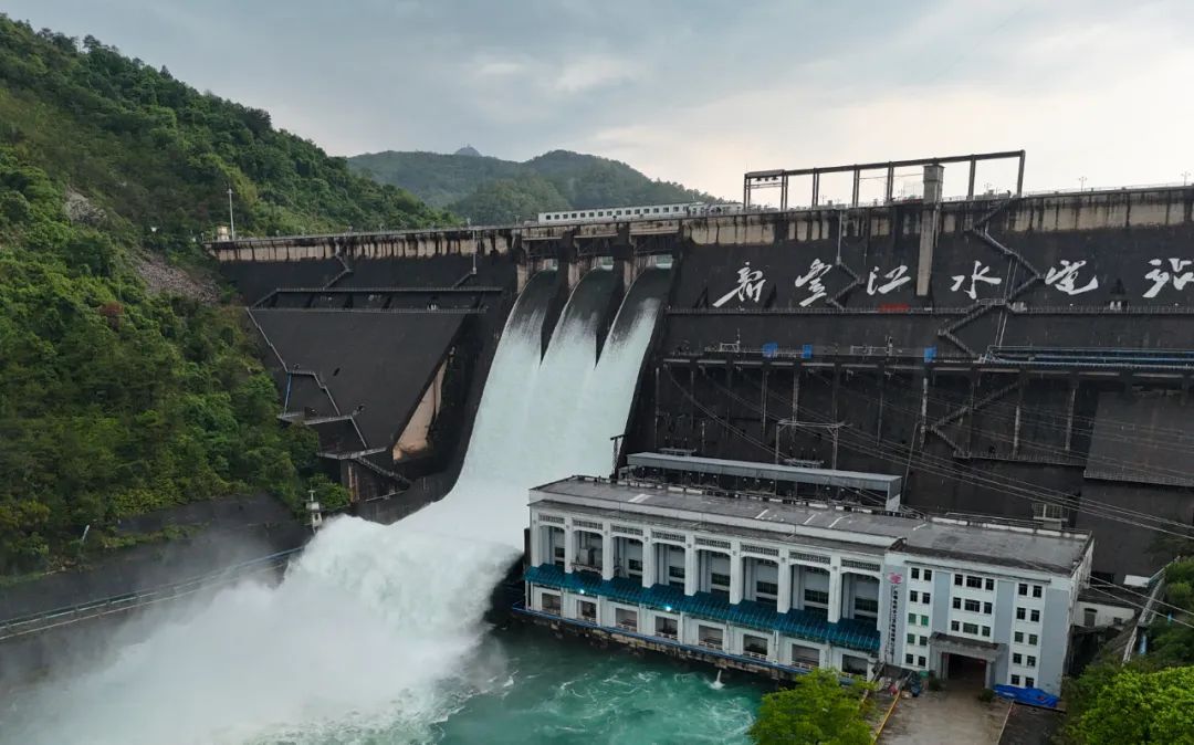 时隔18年,广东最大水库再次泄洪 时隔18年,广东最大水库再次泄洪