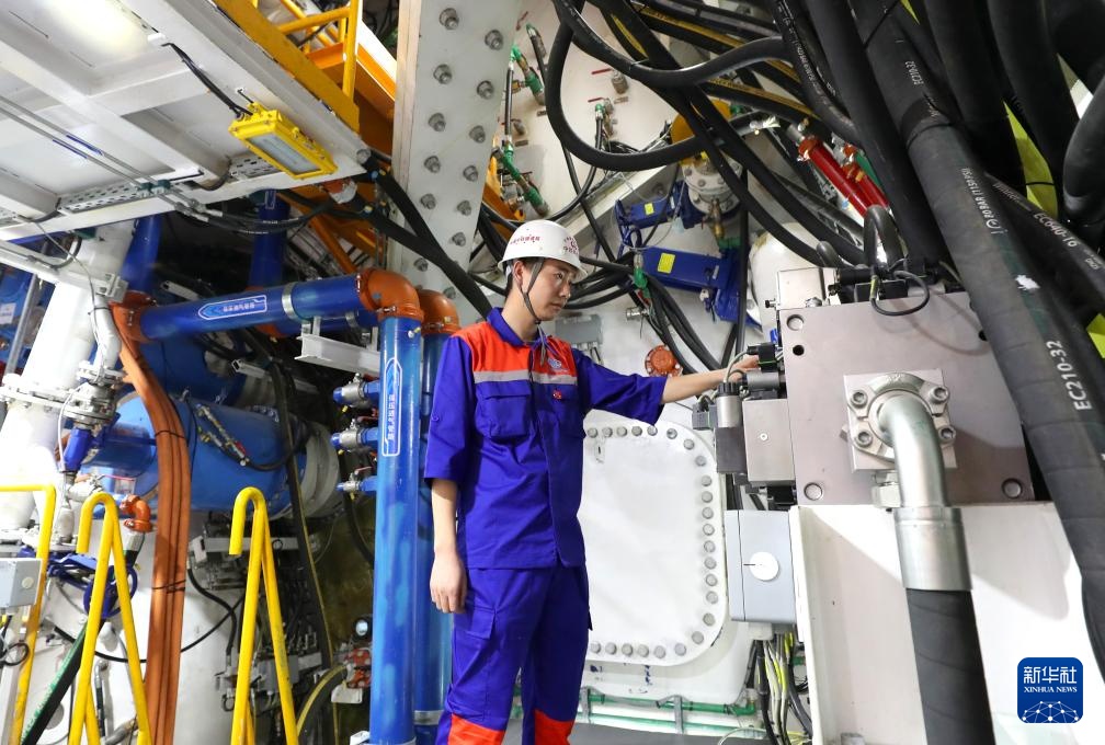 沪渝蓉高铁崇太长江隧道“领航号”盾构机顺利始发