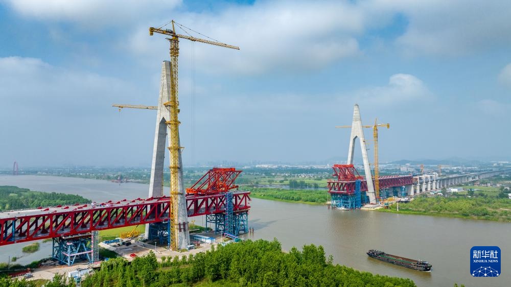 安徽马鞍山：长江大桥施工忙