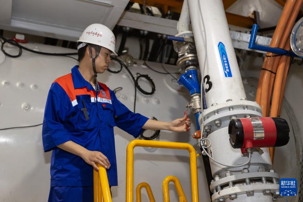 沪渝蓉高铁崇太长江隧道“领航号”盾构机顺利始发