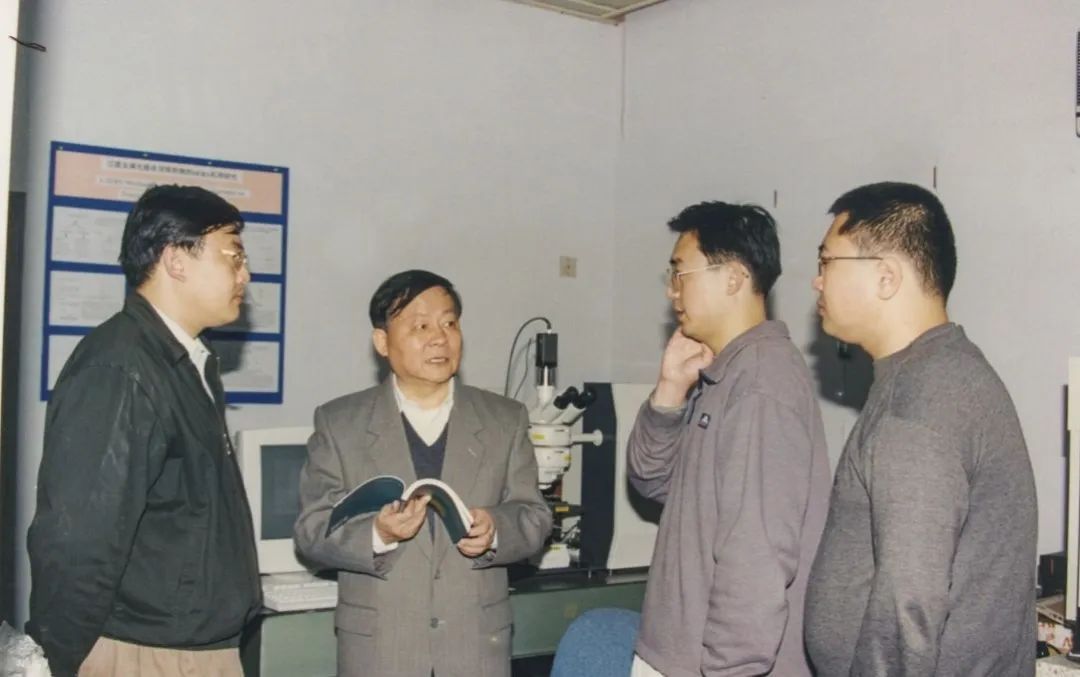 高校学院官网变灰,这位“三无教授”走了...... 高校学院官网变灰,这位“三无教授”走了......