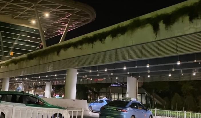 司机漫天议价、随意拼客……深夜的肇庆东站“黑车”泛滥