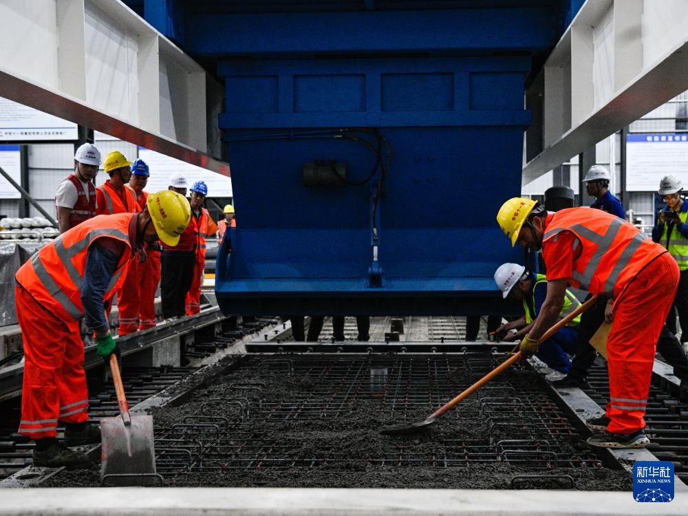 成渝中线高铁全线首件轨道板预制成功