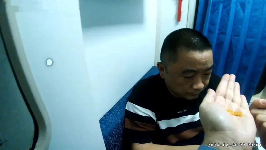 事发深夜！不到2分钟，她狂奔10节车厢…