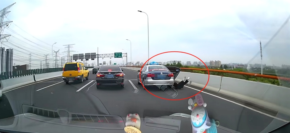 上海通报女子从行驶出租车内跳车:无大碍,系要求司机在高架上停车遭拒 上海通报女子从行驶出租车内跳车:无大碍,系要求司机在高架上停车遭拒