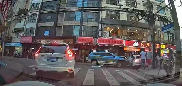事发上海黄河路!出租车先后撞到小客车和2名行人,警方通报 事发上海黄河路!出租车先后撞到小客车和2名行人,警方通报