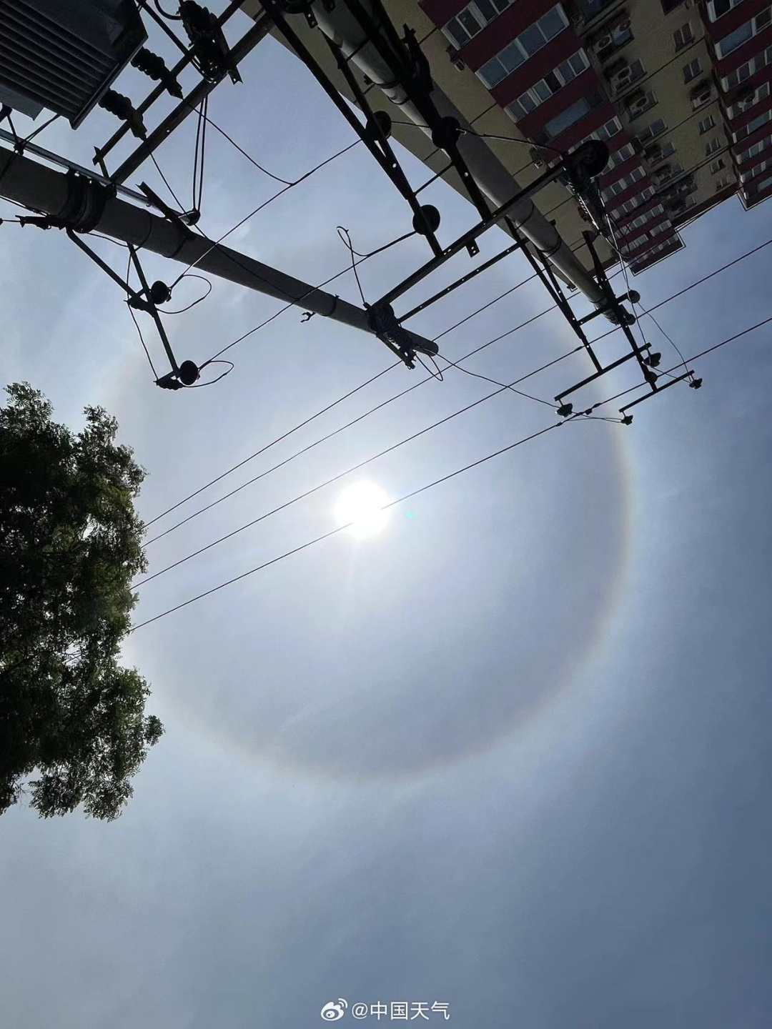 北京天空现超大日晕