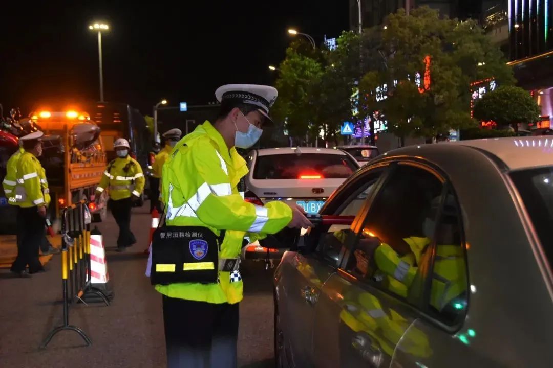 广州“五一”假期首波出行高峰来了!易拥堵点公布,多地门票售罄,紧急提醒→ 广州“五一”假期首波出行高峰来了!易拥堵点公布,多地门票售罄,紧急提醒→