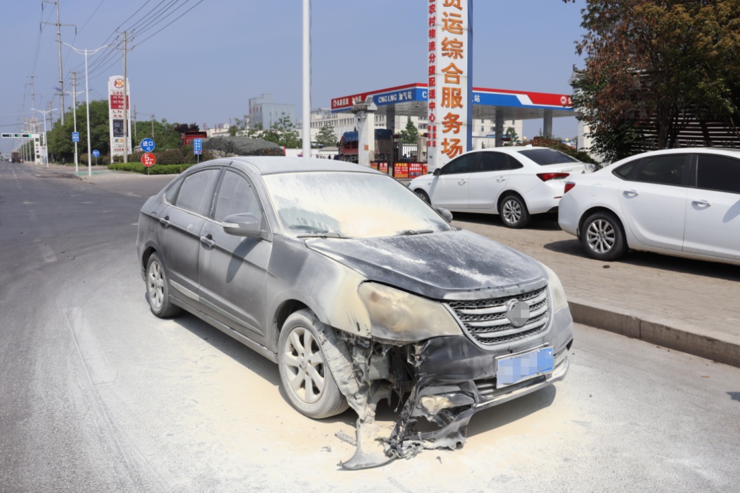 爱车起火司机浑然不知!加油站:你不要过来啊 爱车起火司机浑然不知!加油站:你不要过来啊