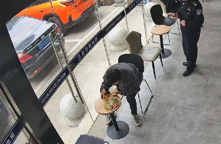 17岁贵州少年来海宁“闯荡”，绝境中他找到了警察……