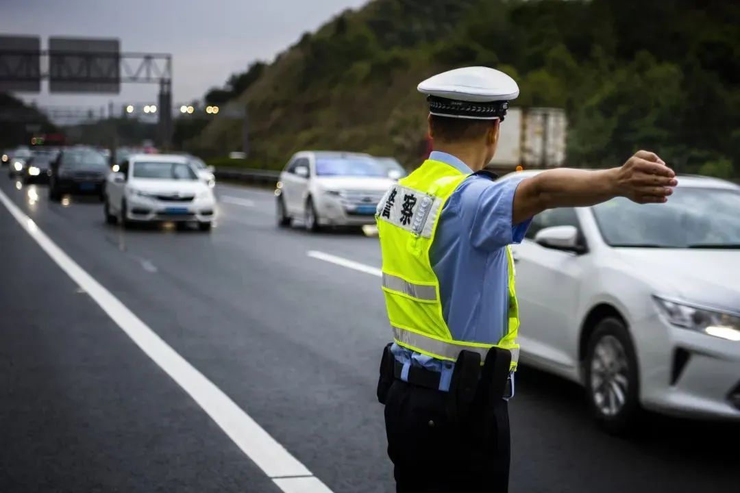 广州“五一”假期首波出行高峰来了!易拥堵点公布,多地门票售罄,紧急提醒→ 广州“五一”假期首波出行高峰来了!易拥堵点公布,多地门票售罄,紧急提醒→