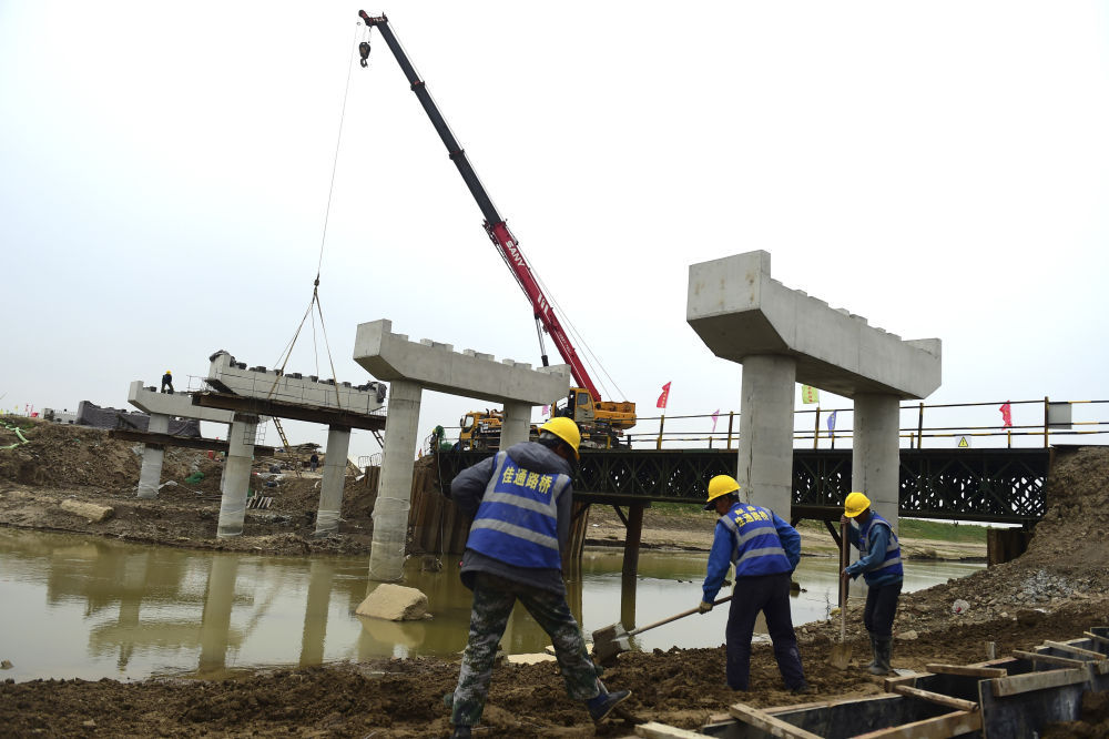 修复泛区水毁公路迎汛期