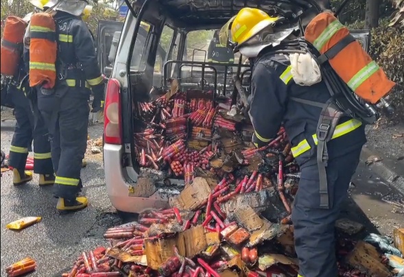 爱车起火司机浑然不知!加油站:你不要过来啊 爱车起火司机浑然不知!加油站:你不要过来啊