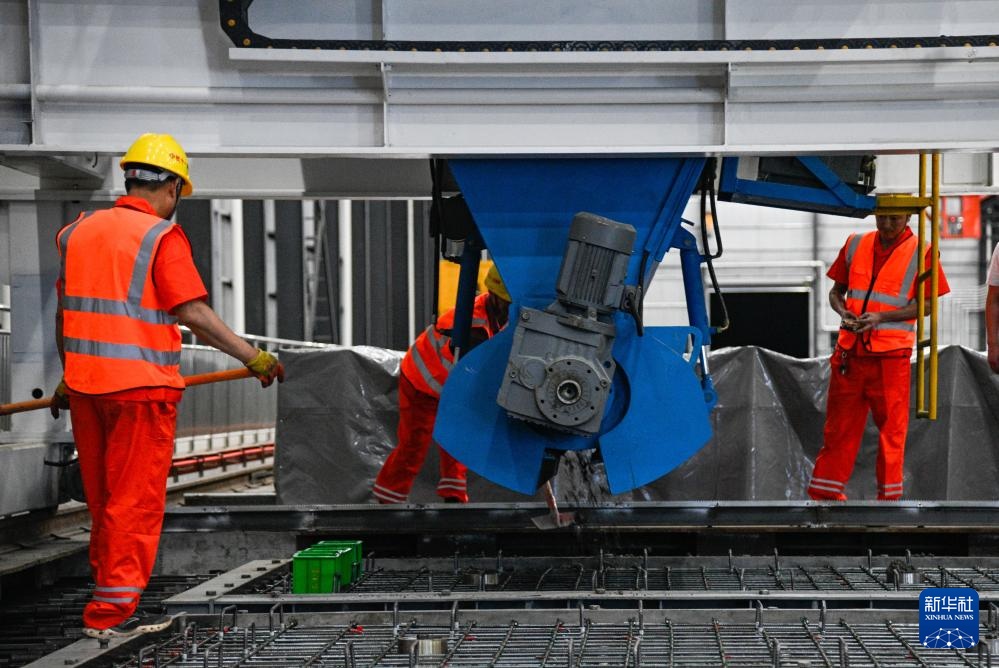 成渝中线高铁全线首件轨道板预制成功