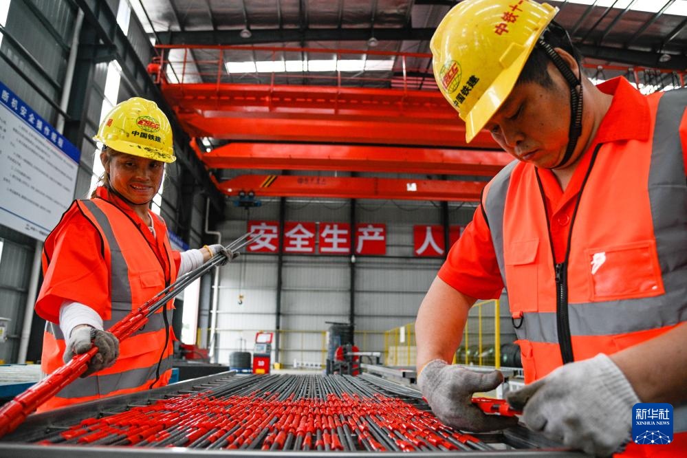 成渝中线高铁全线首件轨道板预制成功