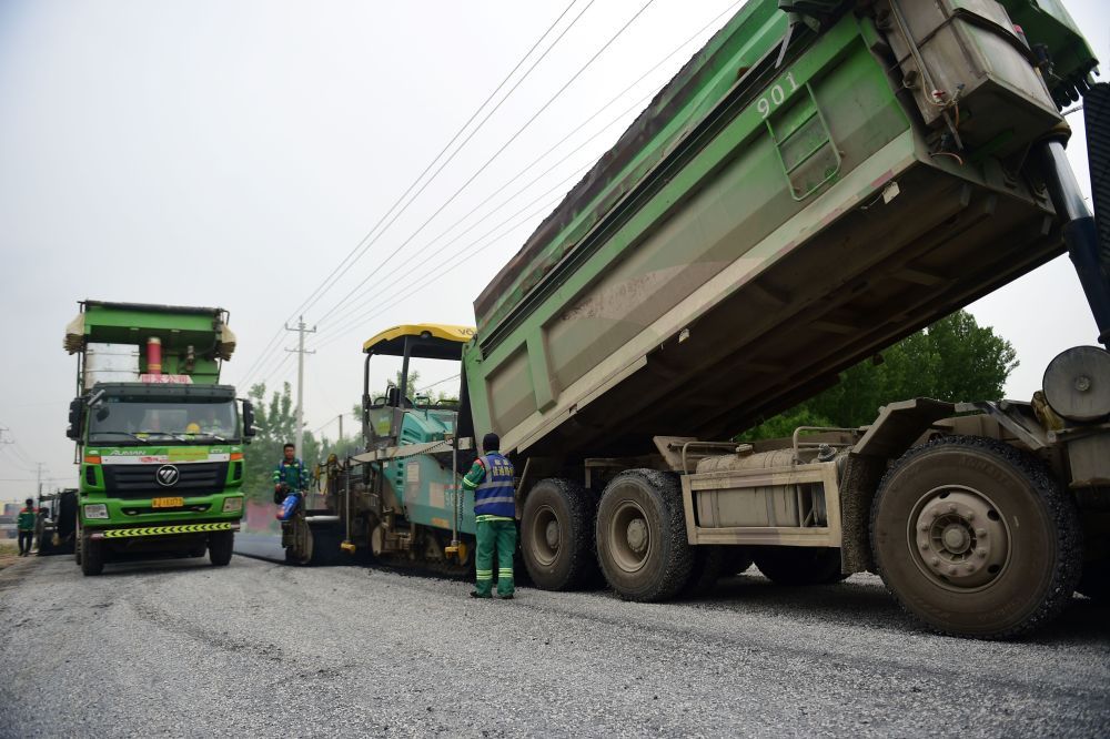 修复泛区水毁公路迎汛期