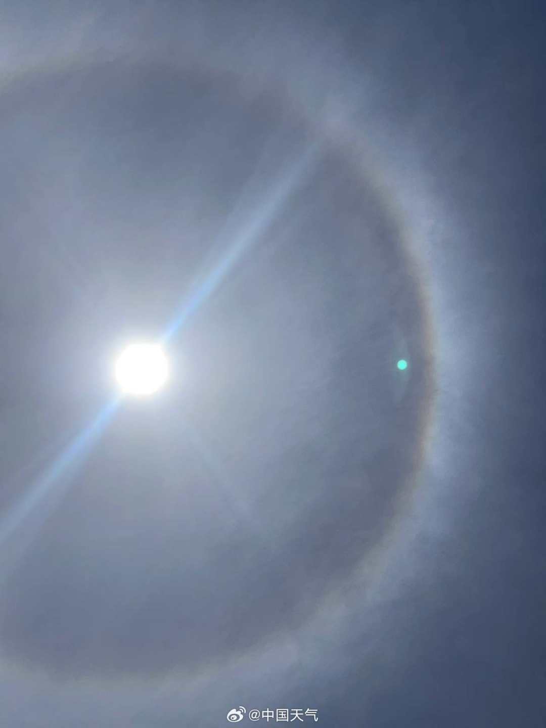 北京天空现超大日晕