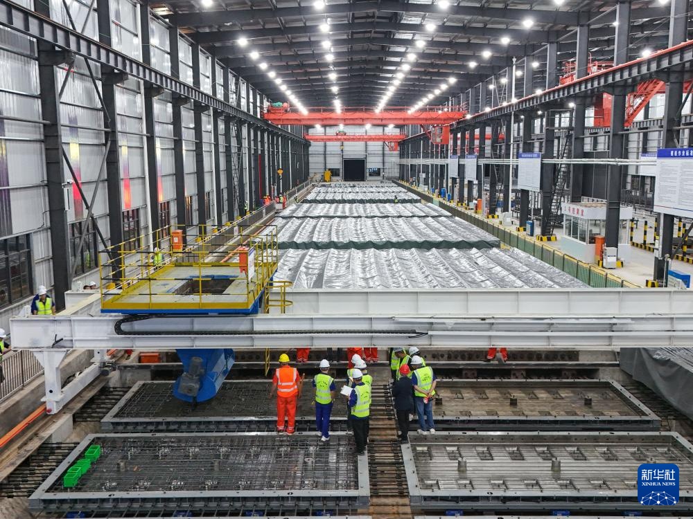 成渝中线高铁全线首件轨道板预制成功
