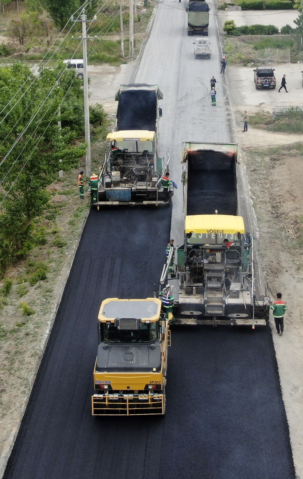 修复泛区水毁公路迎汛期