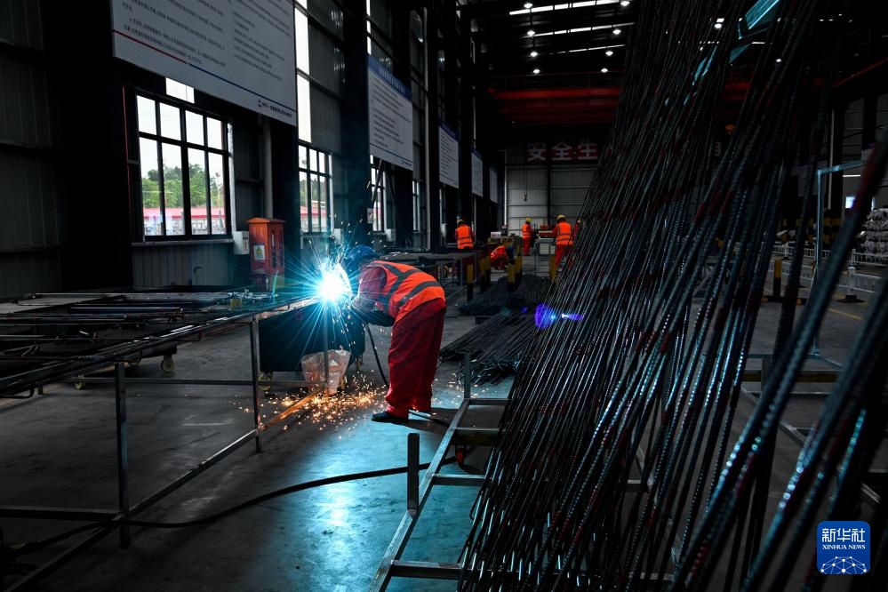 成渝中线高铁全线首件轨道板预制成功