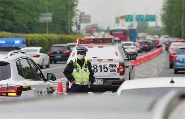 堵在路上没?暴雨+大风+降温+出城高峰同步抵达上海 堵在路上没?暴雨+大风+降温+出城高峰同步抵达上海