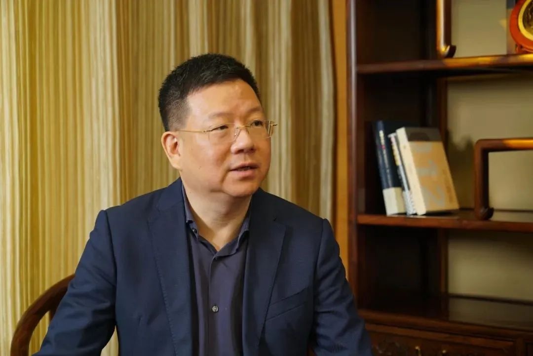 大肆侵吞国有资产！上实集团原总裁周军被公诉