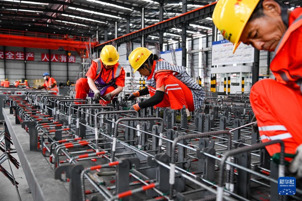 成渝中线高铁全线首件轨道板预制成功