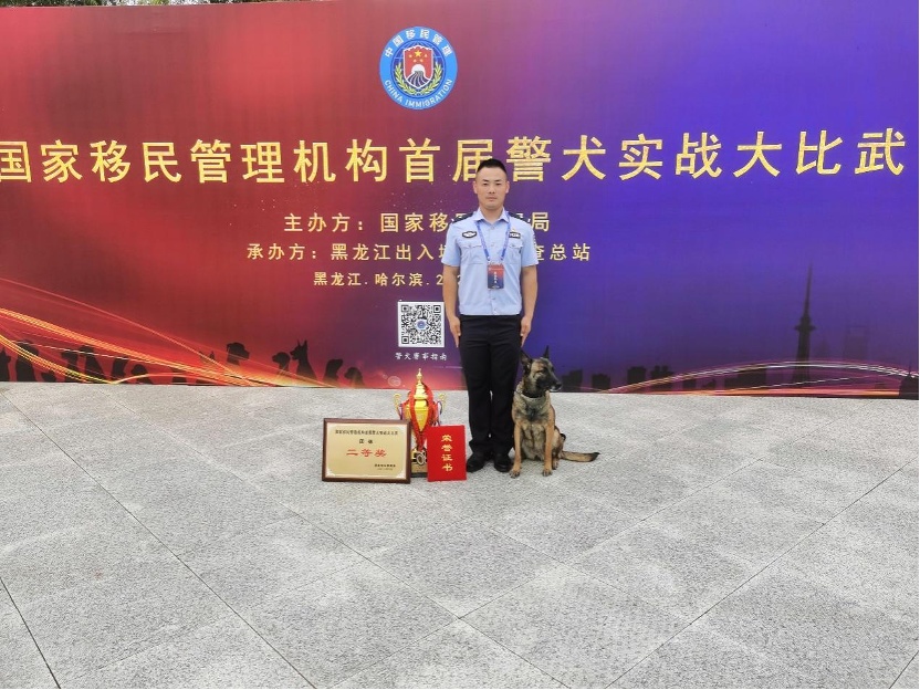 “鸡腿给你,祝前辈退役快乐……” “鸡腿给你,祝前辈退役快乐……”