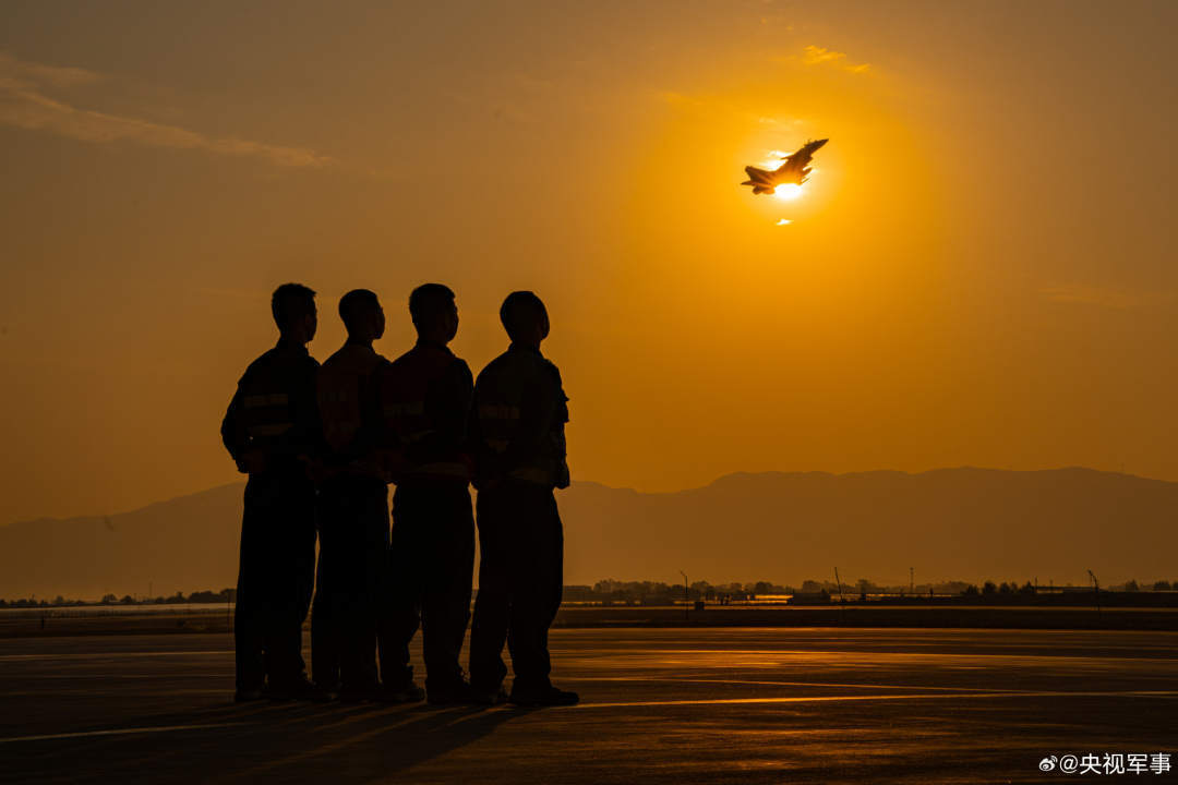 朝阳下战机对抗空战训练大片