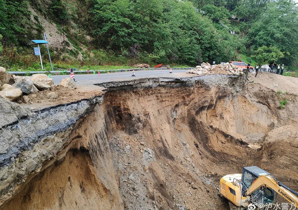 山体塌方,云南这些路段交通中断! 山体塌方,云南这些路段交通中断!