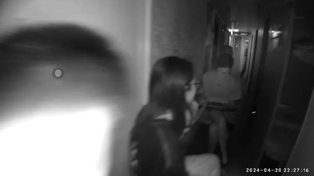 事发深夜！不到2分钟，她狂奔10节车厢…