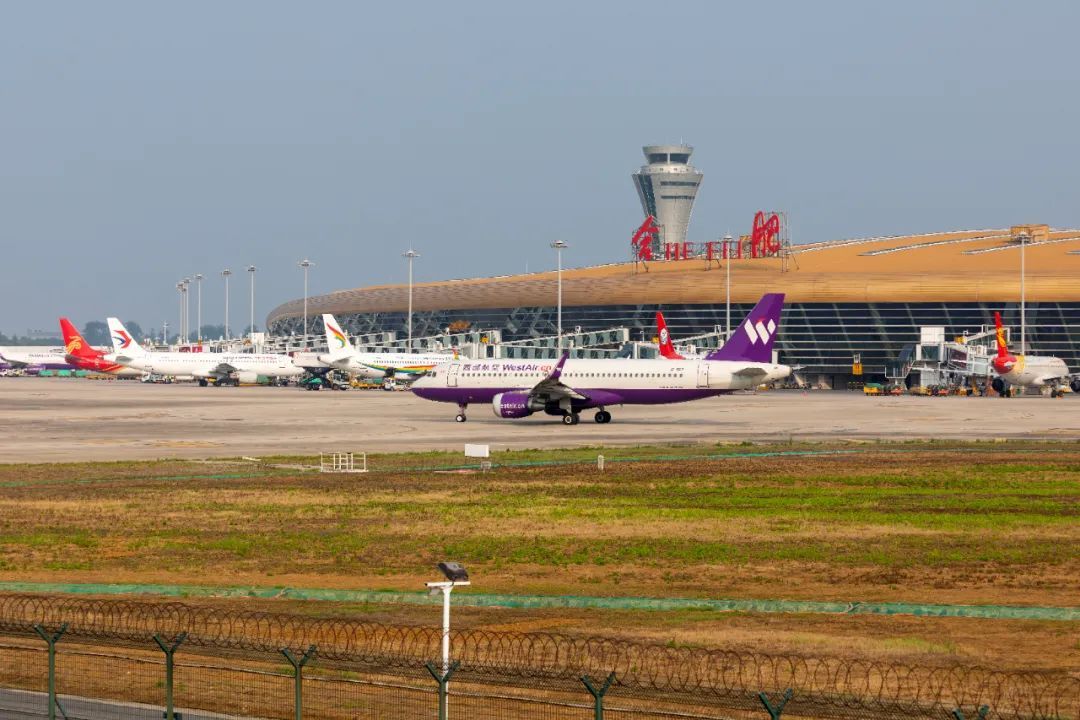 “五一”合肥机场出行火爆!特价机票看过来→ “五一”合肥机场出行火爆!特价机票看过来→