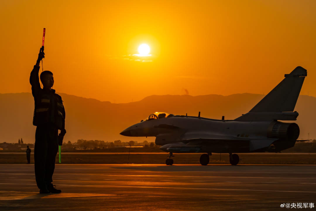 朝阳下战机对抗空战训练大片