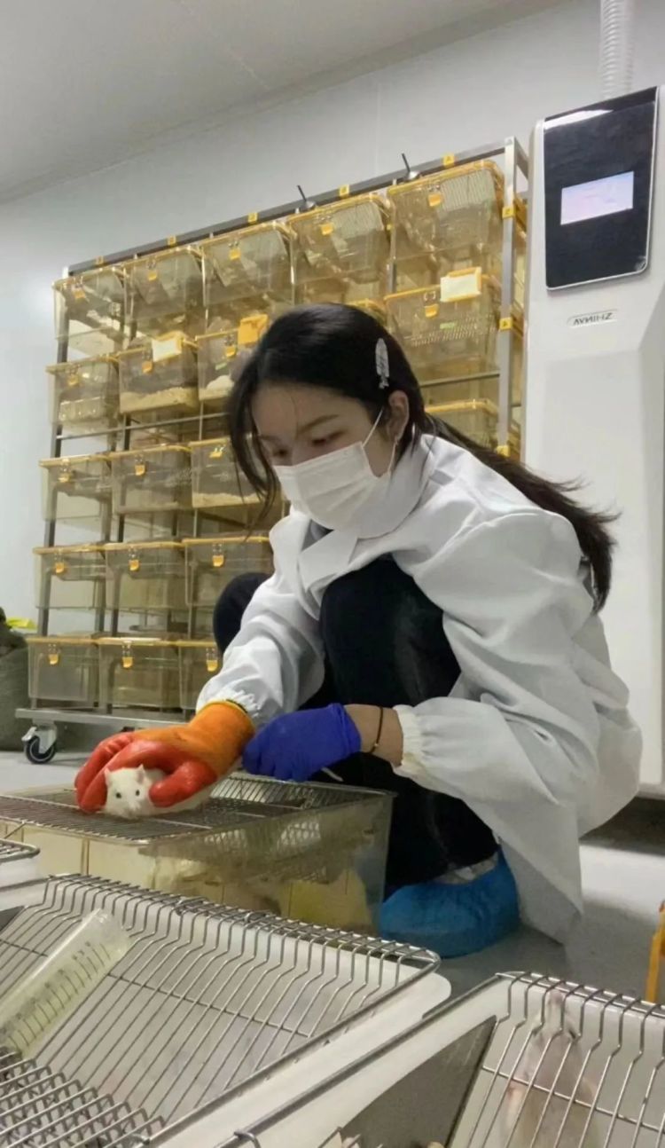 上万网友蹲后续!高铁清洁袋上“写信”的女生找到了 上万网友蹲后续!高铁清洁袋上“写信”的女生找到了