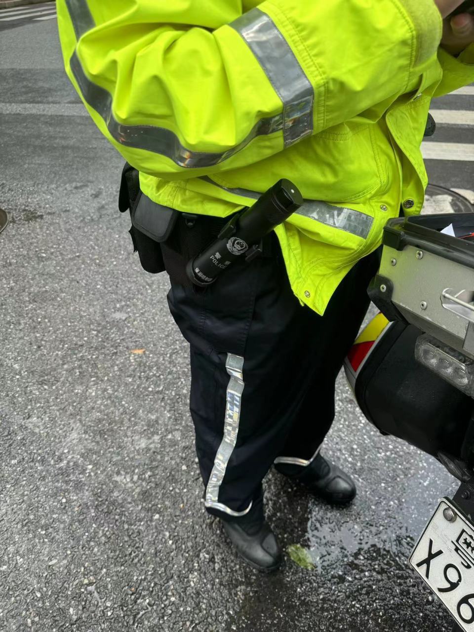 雨天被车子溅一身水可以报警吗?在深圳的湖南小伙试了…… 雨天被车子溅一身水可以报警吗?在深圳的湖南小伙试了……