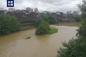 重庆8区县暴雨 43条中小河流出现1~5米涨水过程