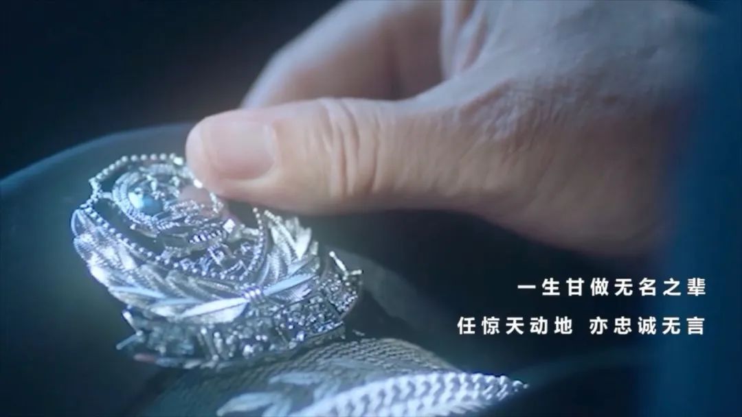 他没有照片，却有胸前的五星红旗！