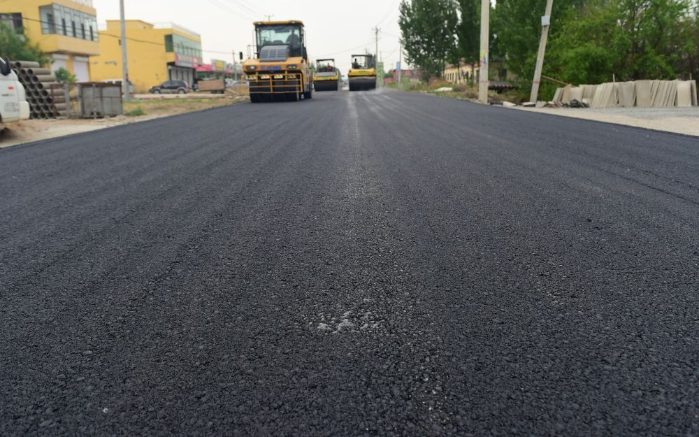 修复泛区水毁公路迎汛期