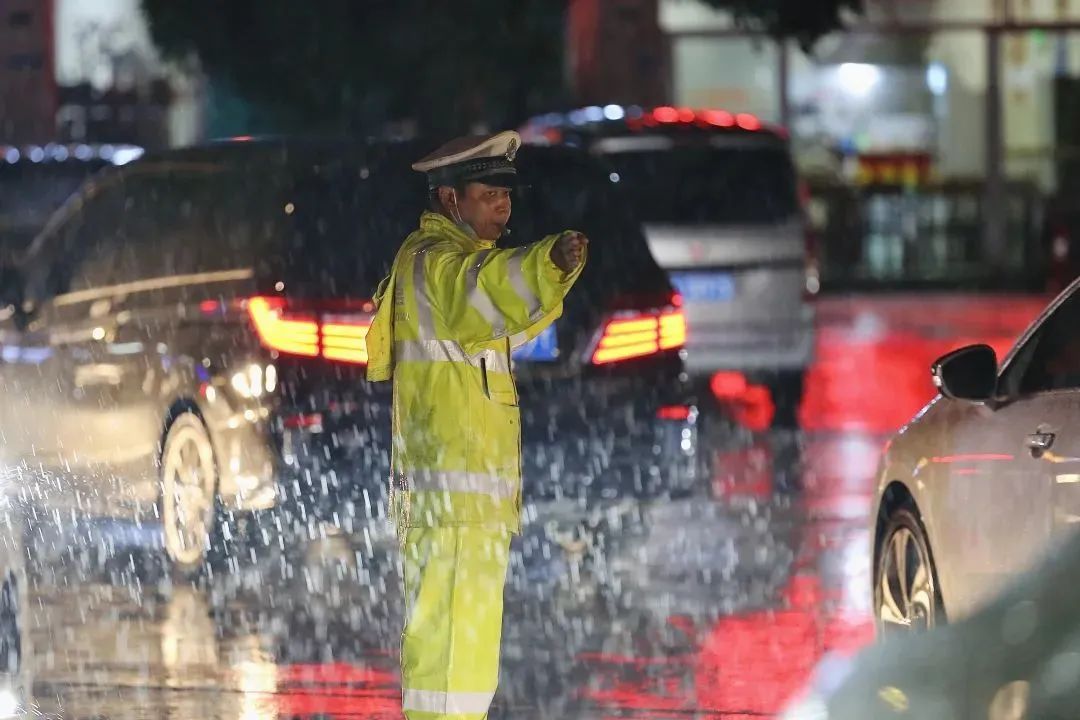 广州“五一”假期首波出行高峰来了!易拥堵点公布,多地门票售罄,紧急提醒→ 广州“五一”假期首波出行高峰来了!易拥堵点公布,多地门票售罄,紧急提醒→